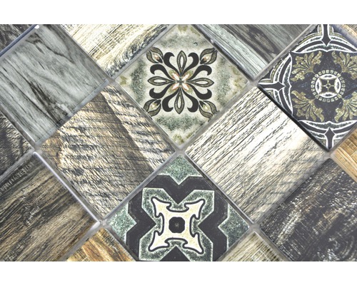 Detail van mozaïektegels met houten en bloemmotieven