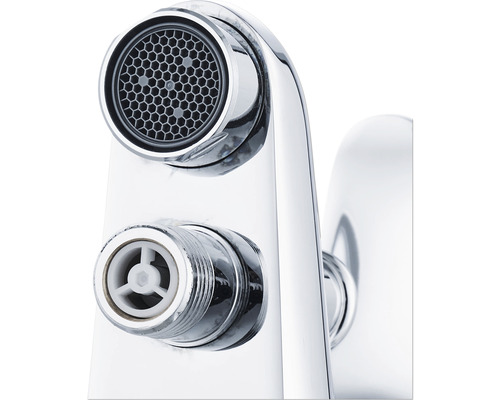 Detailopname van een kraan met beluchter en afdichting