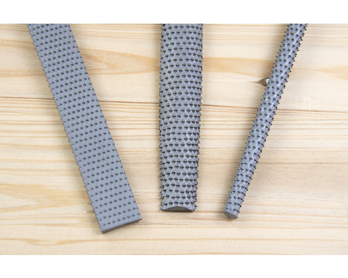 Drie houtraspen op houten achtergrond