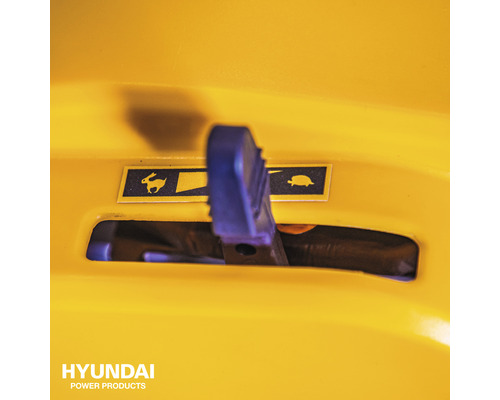 Close-up van de snelheidsregelaar van een gazontractor met symbolen van een haas (snel) en een schildpad (langzaam).