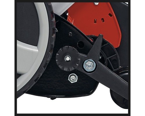 Detailopname van een grasmaaier met wiel en mechanisme