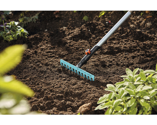 Tuinhark met metalen steel in gebruik op een bloembed