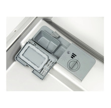 Interieur van een vaatwasser met een open reinigingsmiddel compartiment