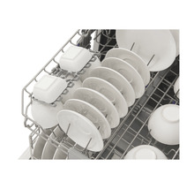 Vaatwasser met vaatwerk in de vaatwaskorf