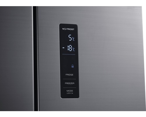 Close-up van het bedieningspaneel van een koelkast met No Frost functie en temperatuurweergave