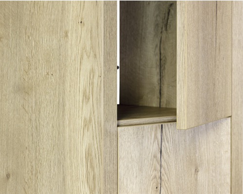 Detailopname van een houten kast met een open deur