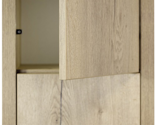 Detailopname van een meubelkast met een gedeeltelijk geopende deur