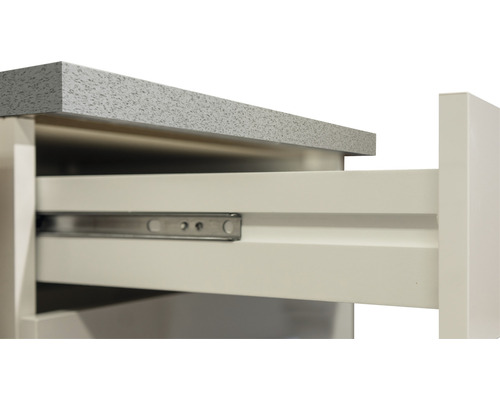 Detailopname van een ladegeleider met metalen rails