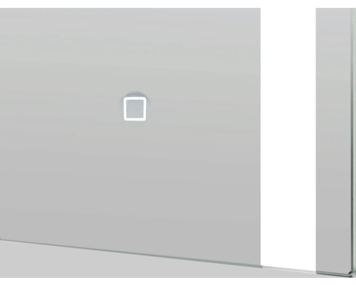 Detailopname van een spiegel met aanraaksensor en geïntegreerde verlichting