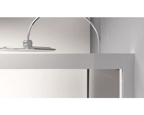 Foto van een douchekop en een douchearmatuur in een badkamer.