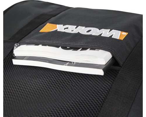 Detailopname van een gereedschapstas met Worx logo en gevuld ritsvak.