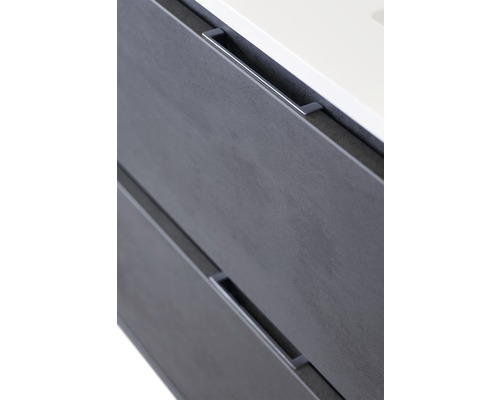 Detail van een badkameronderkast met laden en handgrepen