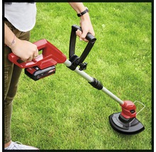 Accu grastrimmer in gebruik op een gazon