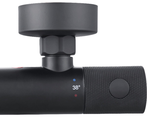 Detailopname van een zwarte thermostaat met temperatuurweergave 38 graden