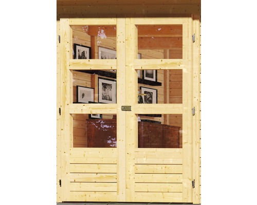 Dubbele deur met glazen panelen voor een tuinhuis.