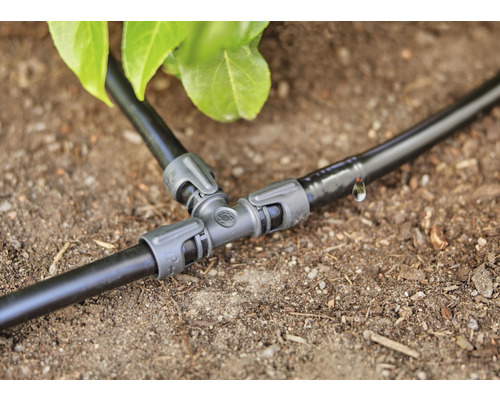 T-stuk connector voor irrigatiesysteem in de tuin