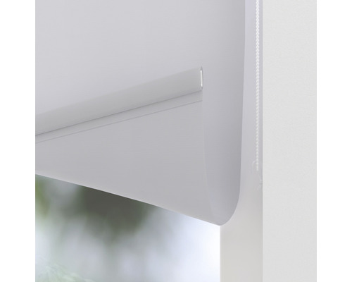 Close-up van een wit rolgordijn met kettingbediening