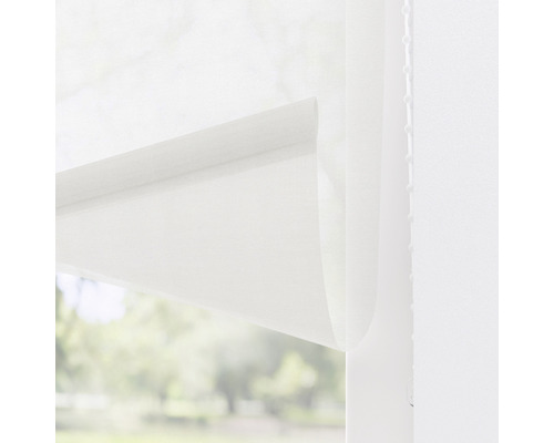 Detailopname van een wit rolgordijn voor een raam