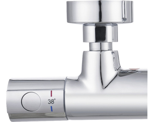 Detailopname van een kraan voor douche of bad met temperatuurregelaar