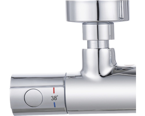 Close-up van een kraan met temperatuurregelaar en 38 graden indicator