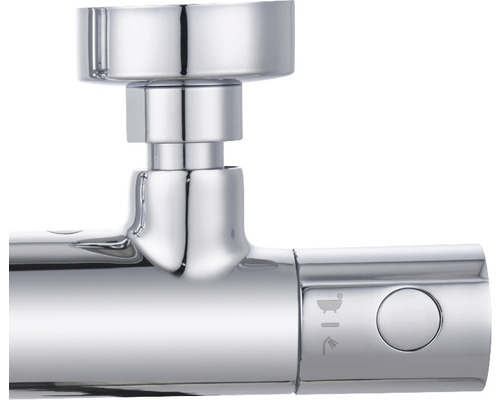 Gedetailleerde opname van een verchroomde douchethermostaat met bad- en douchesymbool