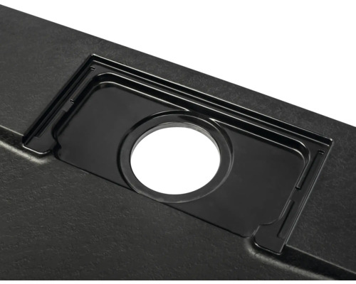 Detailopname van een zwarte gootsteen met afvoer