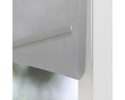 Detailopname van een rolgordijn met kettingbediening voor raamdecoratie