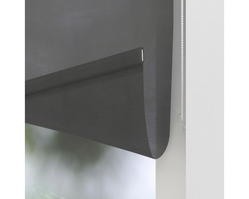 Grijs rolgordijn aan het raam met kettingbediening