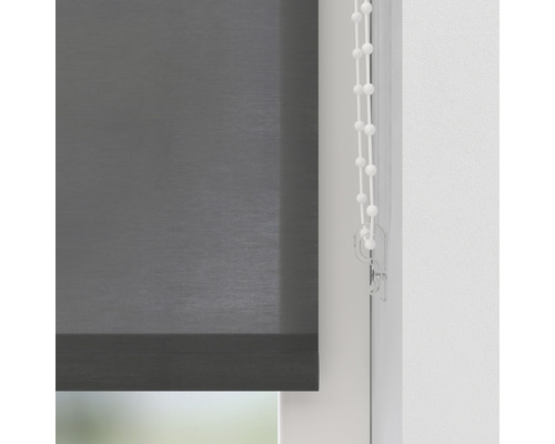 Donkergrijs rolgordijn met kettingbediening aan het raam