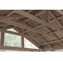 Detailaanzicht van de houten constructie en het metalen dak van een paviljoen