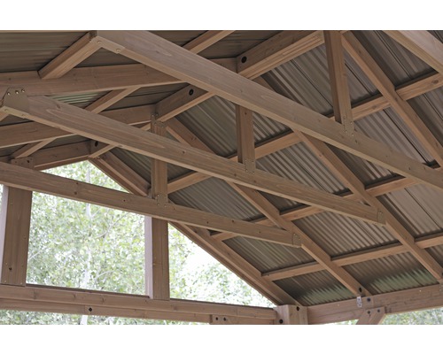 Detailaanzicht van de houten constructie en het metalen dak van een paviljoen