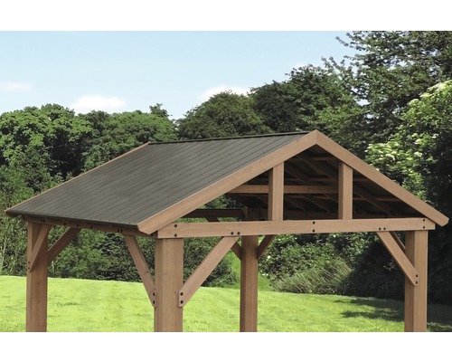 Detailopname van een tuinpaviljoen met metalen dak en houten frame