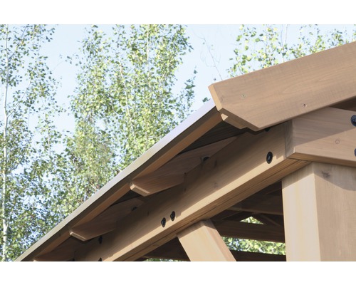Detailopname van een houten paviljoen met dakconstructie en schroefverbindingen
