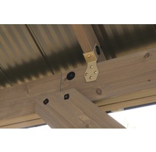 Detail van de houten constructie van een tuinhuis met metalen hoek en schroeven