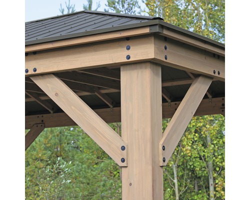 Detailopname van een houten tuinpaviljoen met metalen dak