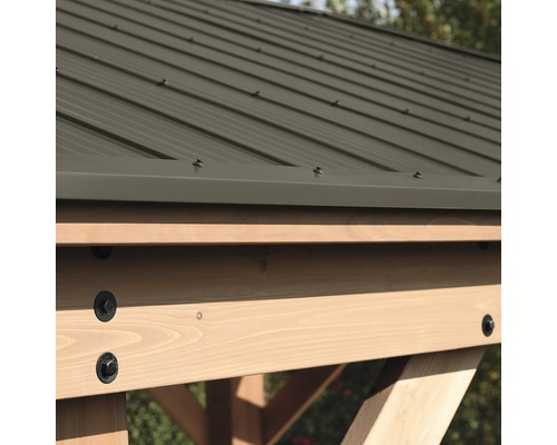 Detailopname van een tuinpaviljoen met metalen dak en houten constructie