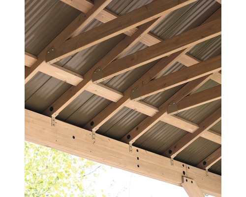 Detail van het dak van een houten pergola met metalen dakbedekking
