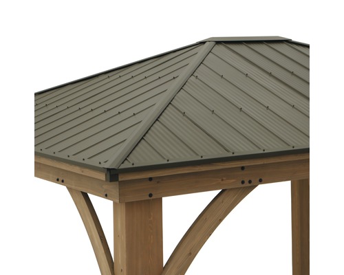 Detailaanzicht van het metalen dak van een tuinpaviljoen op een houten frame