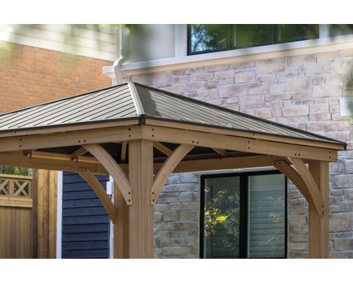 Gedetailleerd zicht op een tuinpaviljoen met metalen dak en houten constructie.