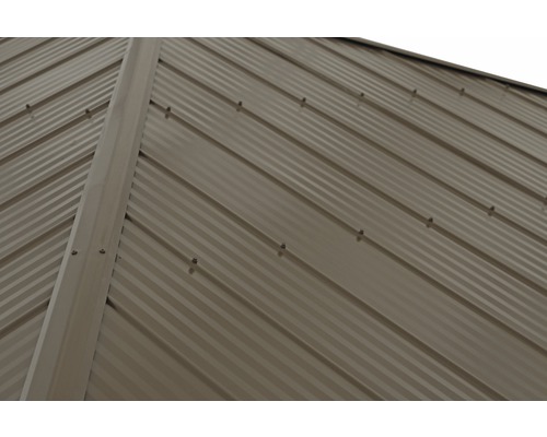 Close-up van een dakconstructie van metalen panelen