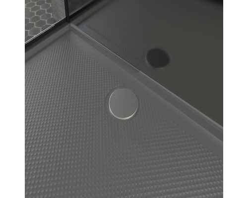 Detailopname van een douchebak met afvoer