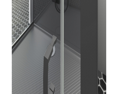 Detail van een douchecabine met handgreep en zeshoekige tegels