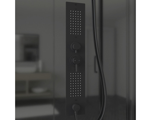 Zwart douchepaneel met doucheslang in badkamer.