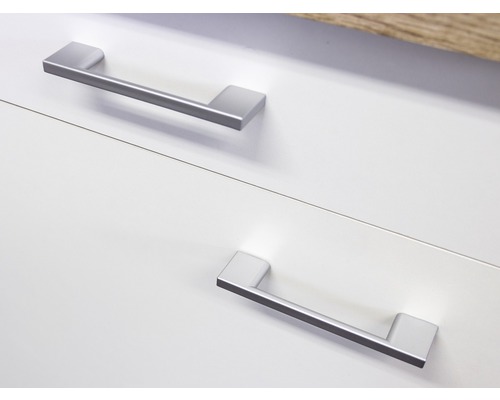 Detailopname van twee lades met metalen handgrepen