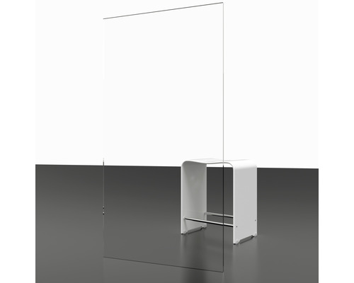 Transparante beschermwand naast een witte kruk.