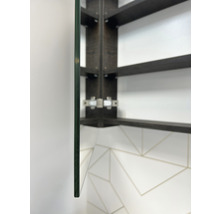 Detailopname van een badkamerkast met glazen plank en donkerhouten frame