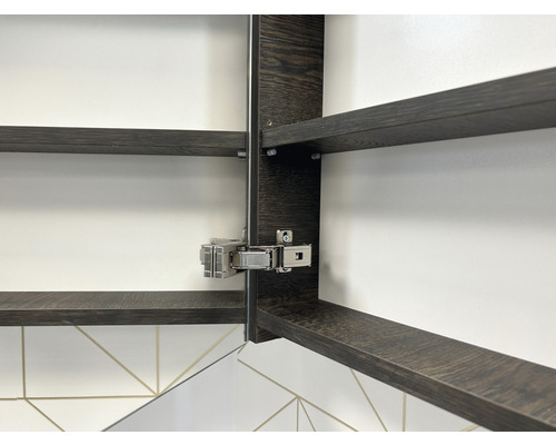 Binnenkant van een kast met planken en scharnieren