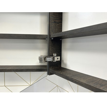 Binnenkant van een badkamerkast met houten legplanken en metalen scharnieren