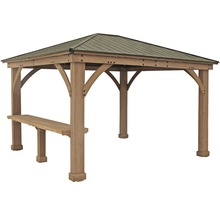 Houten tuinpaviljoen met metalen dak en zitgelegenheid