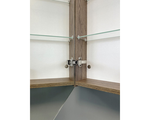 Binnenkant van een spiegelkast met houten elementen en glazen planken